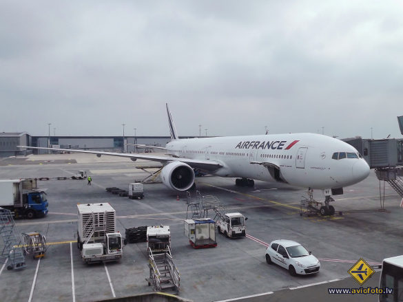 Boeing 777-328/ER